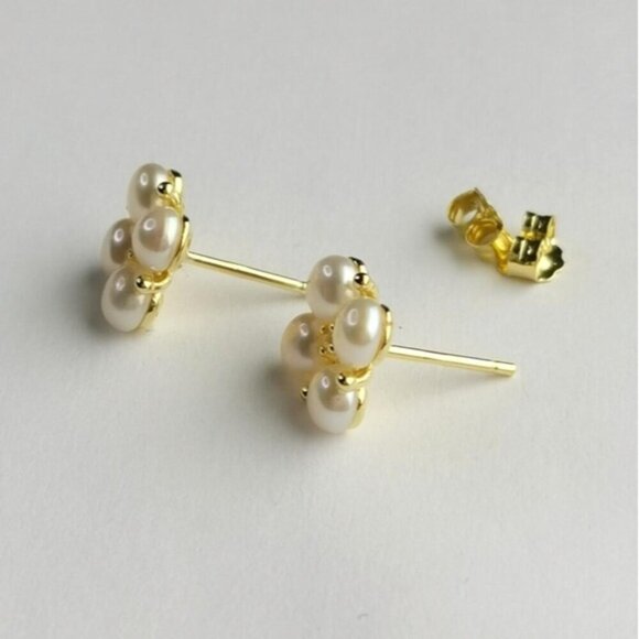 White cultured pearl stud earrings with white Sapphire in 14k gold - Picture 3 of 7